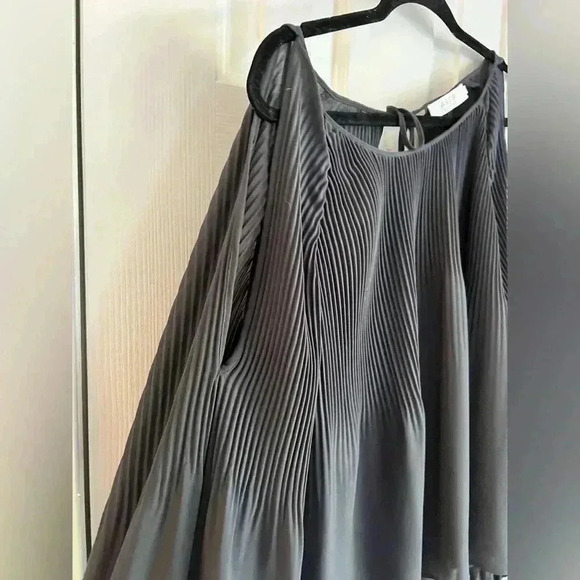 ASTR The Label Gray Cold Shoulder Shirt With Pleated Detail Size XS - Picture 4 of 5